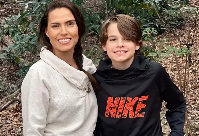 万圣节前让10岁儿子独自回家 美国母亲遭警察上铐逮捕