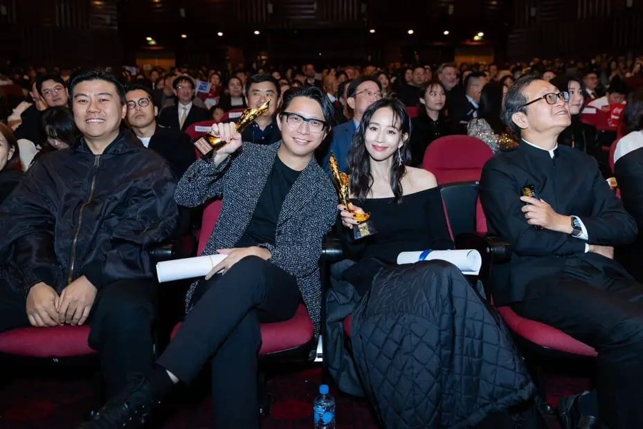 不怕张钧甯吃醋?柯汶利被抓包眼猎辣妹