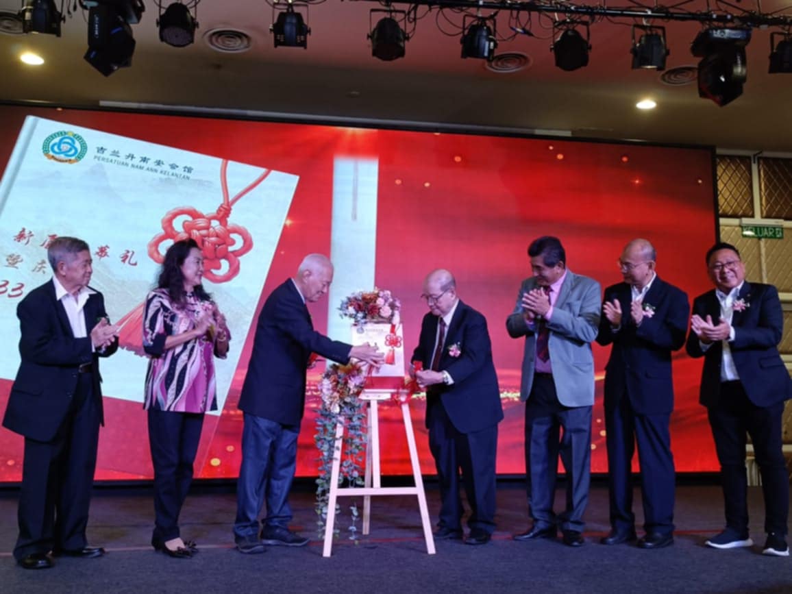东:吉兰丹南安会馆会长吕辉鹏说,随著时代的变迁,乡团组织的角色也有所演进。会馆不仅联络乡情,也积极推动华裔优秀文化的传承,这已是责任,也是对未来世代的承诺。