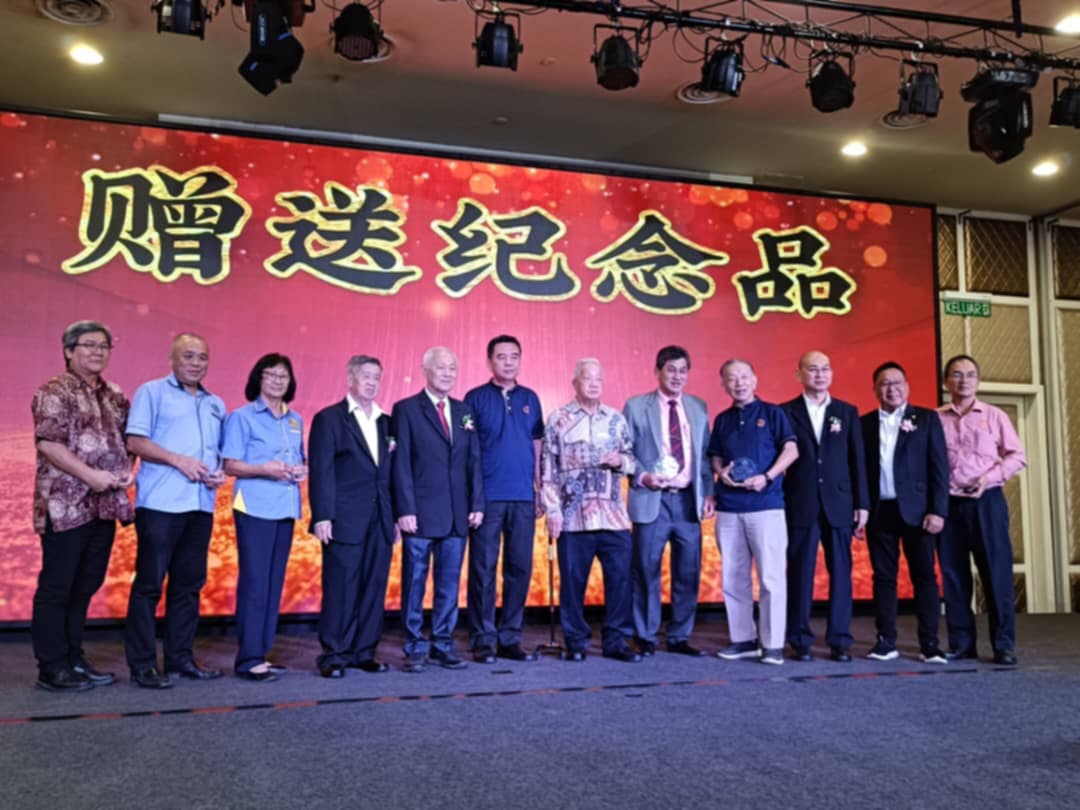 东:吉兰丹南安会馆会长吕辉鹏说,随著时代的变迁,乡团组织的角色也有所演进。会馆不仅联络乡情,也积极推动华裔优秀文化的传承,这已是责任,也是对未来世代的承诺。