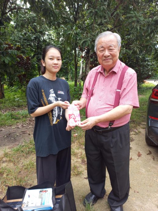 东:吉兰丹大学(UMK)新生高丽婷,家境贫穷一度想放弃升学,巴西巴力培华华小顾问蔡尤明局绅获悉她的困境后,赞助一台手提电脑和打印机助学,给予鼓励。