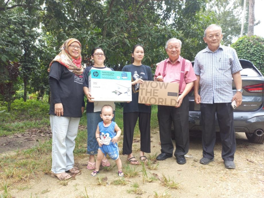 东:吉兰丹大学(UMK)新生高丽婷,家境贫穷一度想放弃升学,巴西巴力培华华小顾问蔡尤明局绅获悉她的困境后,赞助一台手提电脑和打印机助学,给予鼓励。