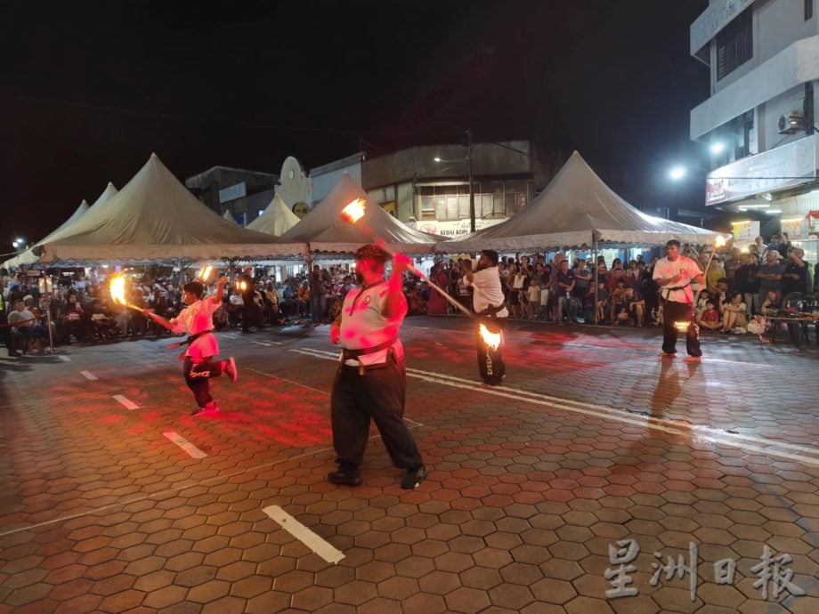 东:哥打峇鲁市议会封路在郑和坊举办“哥打峇鲁文化交流之夜”,三大种族以歌和鼓乐奏响和谐,获得市民冒雨捧场。