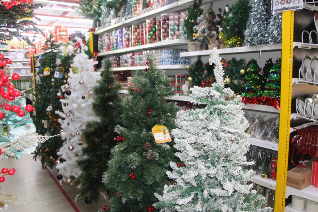 东：圣诞装饰品琳瑯满目，商家推出折扣优惠吸客