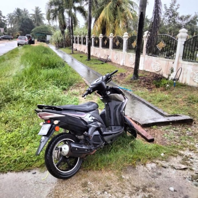 东:摩托车因失控翻覆,骑士被抛飞跌入路边积水的沟渠