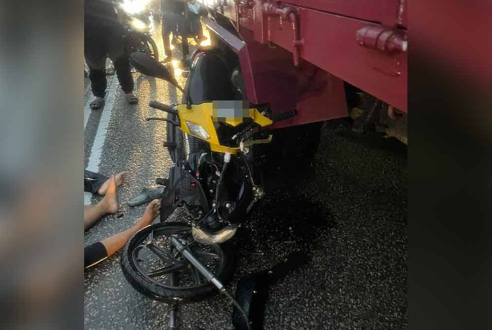 东:摩托车撞上一辆停放在桥上的罗里,导致16岁的骑士死亡,后座的10岁弟弟则受重伤。