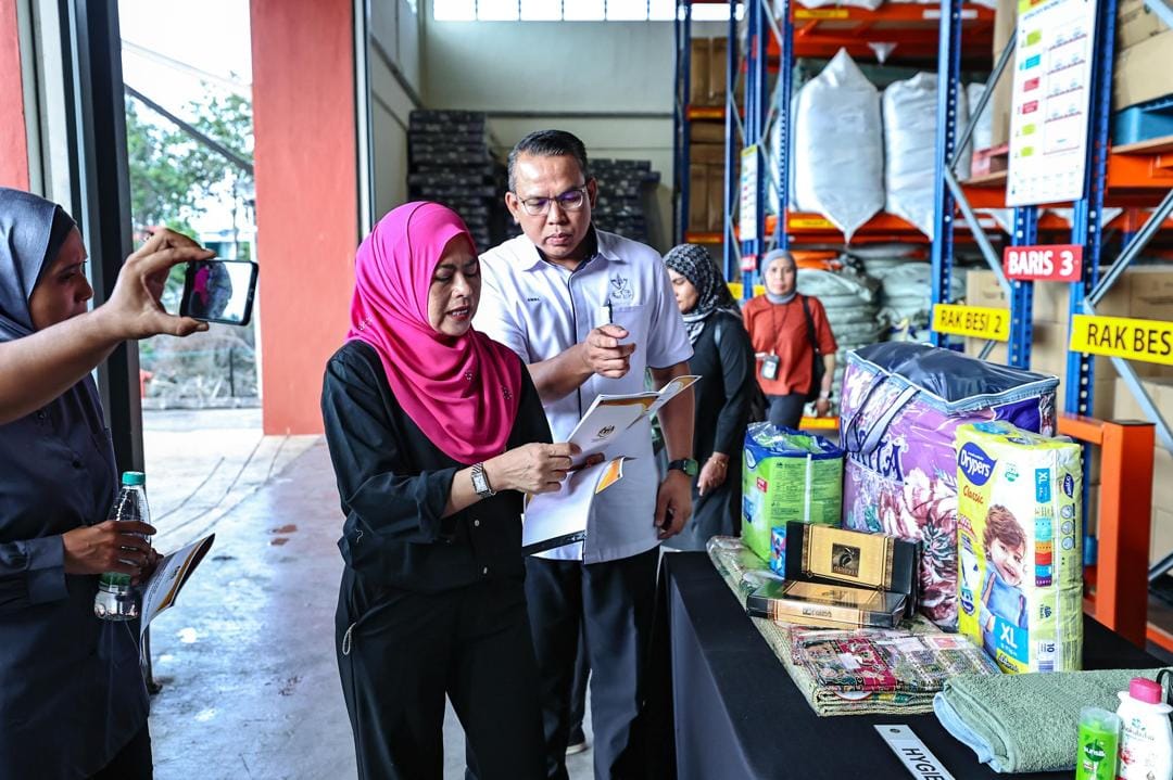 东:水灾高风险区居民,受促下载“灾情信息3.0”手机应用程式,以获取全国范围内的最新天灾信息,同时可以简化入住疏散避难中心(PPS)登记流程