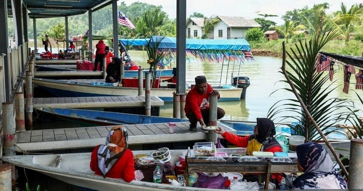 东:由于东北季风自上周日起带来强风和难以预测的天气,丹州道北县苏丽岛水上市场暂时关闭。