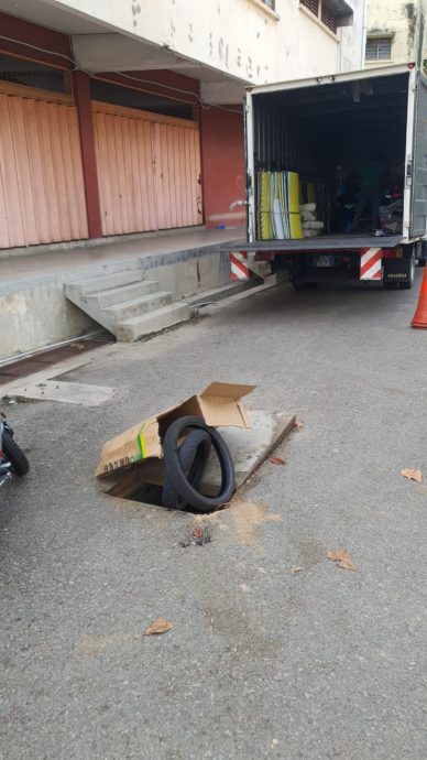 东:结伙偷电缆被揭发 7男驾2车慢悠悠离开