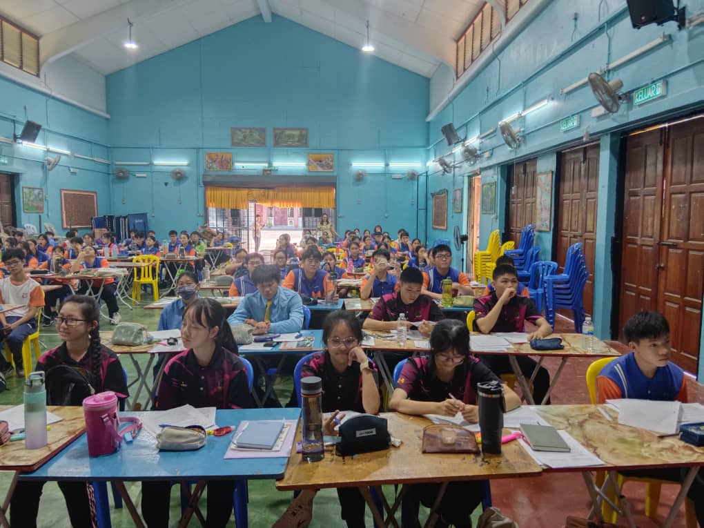 东:而连突县SPM华文科考试作答技巧工作坊 县内所有考生出席反应踊跃