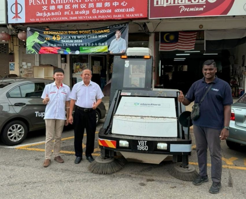 东:自动化扫地机械车一天内将文德甲市内各巷路清理干净,获得胡智云大力赞扬