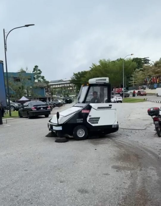 东:自动化扫地机械车一天内将文德甲市内各巷路清理干净,获得胡智云大力赞扬