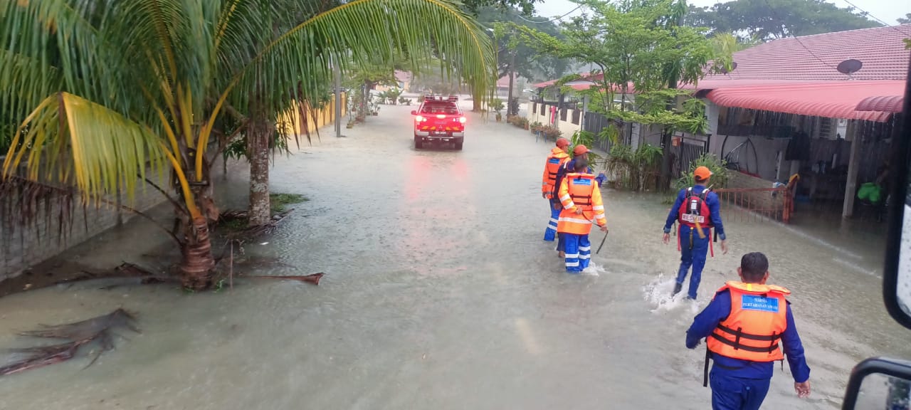 东:连绵豪雨,导致河水泛滥,甘马挽多个低洼地区因此发生水灾,当局启动1个临时疏散中心收留2户受影响的家庭。