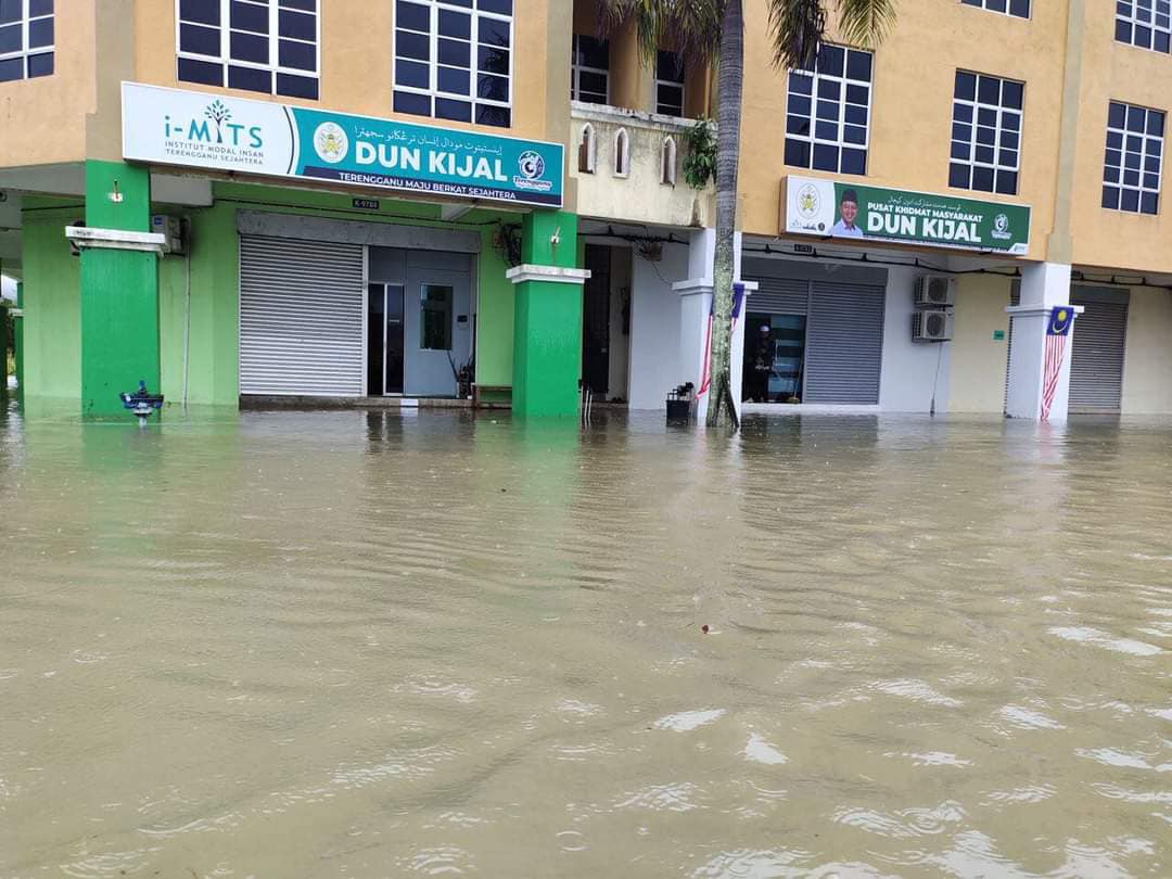 东:连绵豪雨,导致河水泛滥,甘马挽多个低洼地区因此发生水灾,当局启动1个临时疏散中心收留2户受影响的家庭。