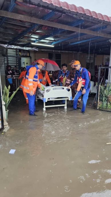 东:连绵豪雨,导致河水泛滥,甘马挽多个低洼地区因此发生水灾,当局启动1个临时疏散中心收留2户受影响的家庭。