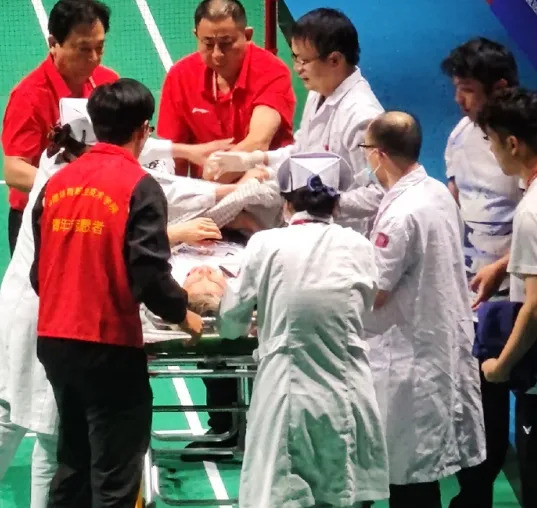 中国全国羽球赛| 身体不适中途退赛 石宇奇被送院治疗