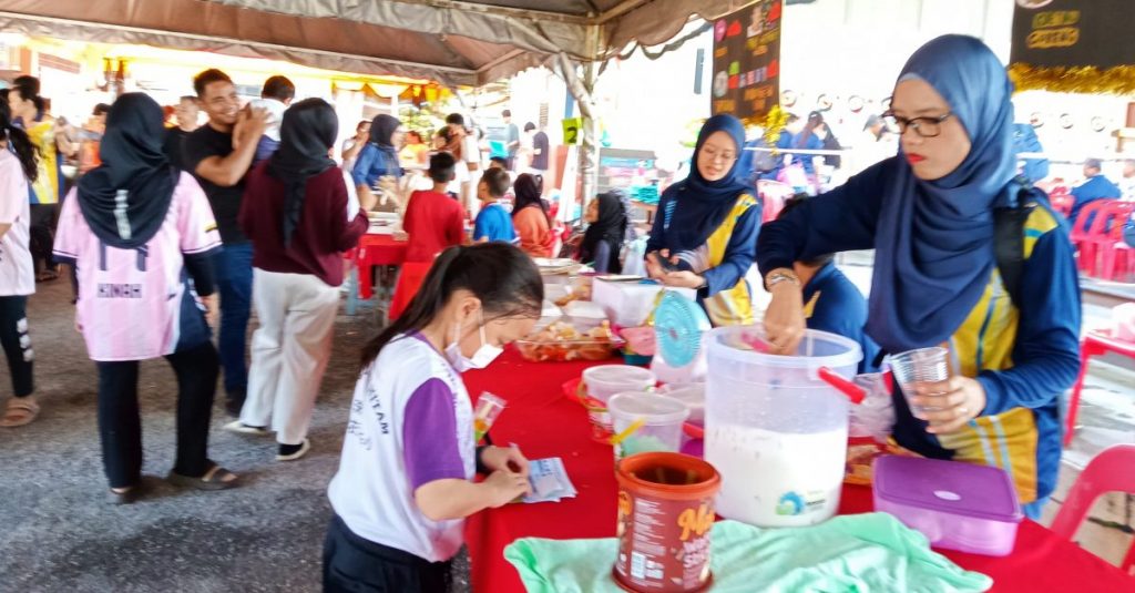 丹那依淡华小义卖会 超越目标筹获逾10万