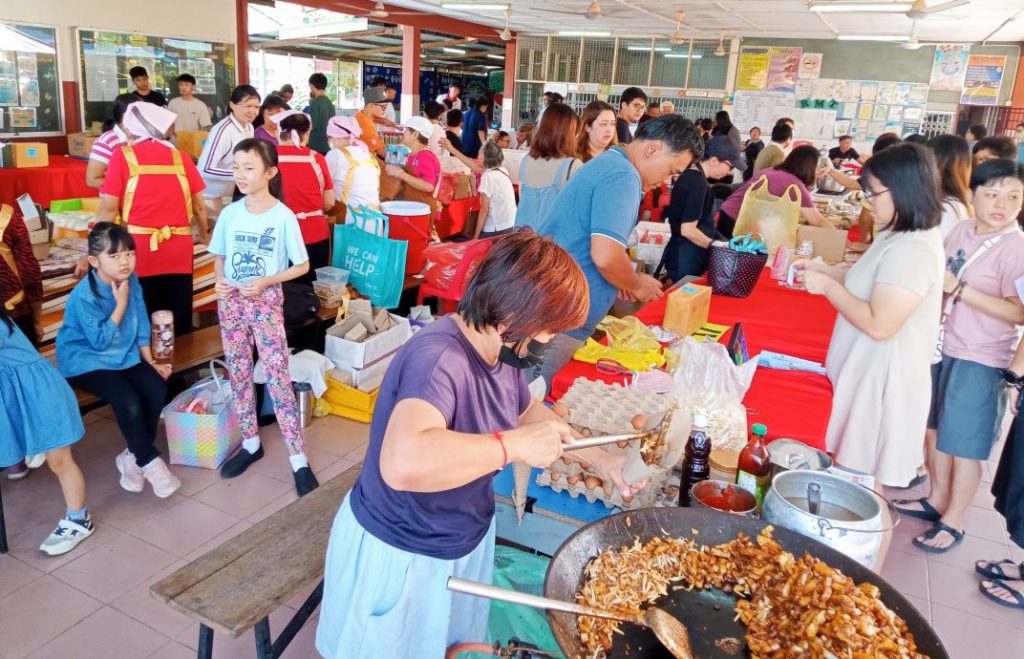 丹那依淡华小义卖会 超越目标筹获逾10万