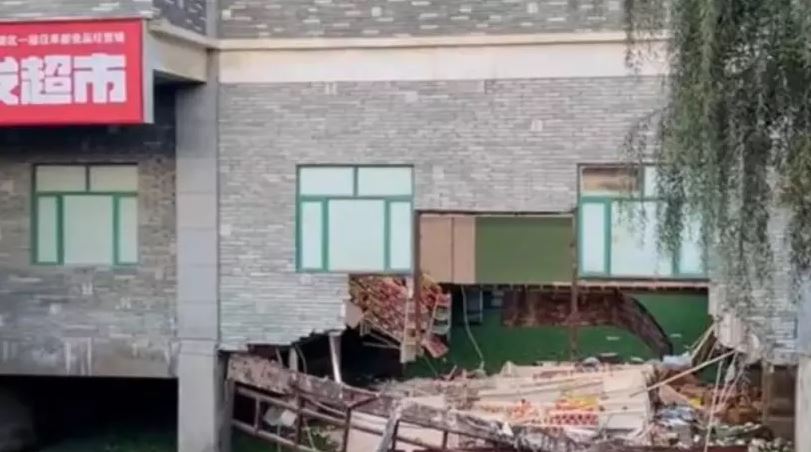 云南昆明一超市突然塌陷 顾客母女双双坠河