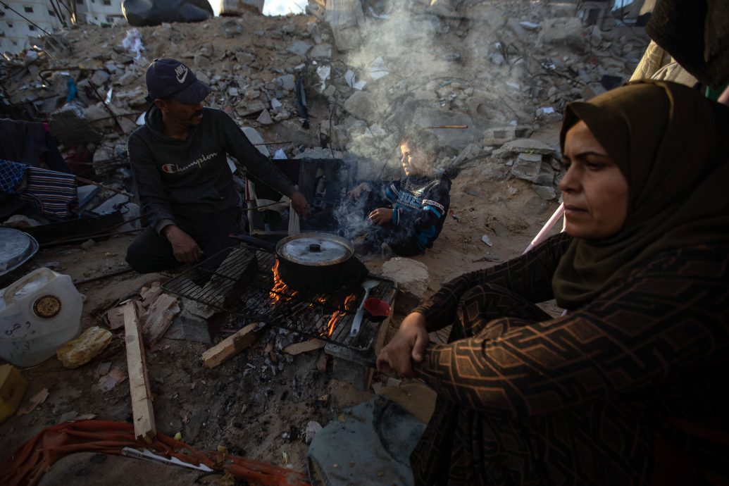 以军加强轰炸加沙中部！26巴勒斯坦人丧命　民众祈愿停火