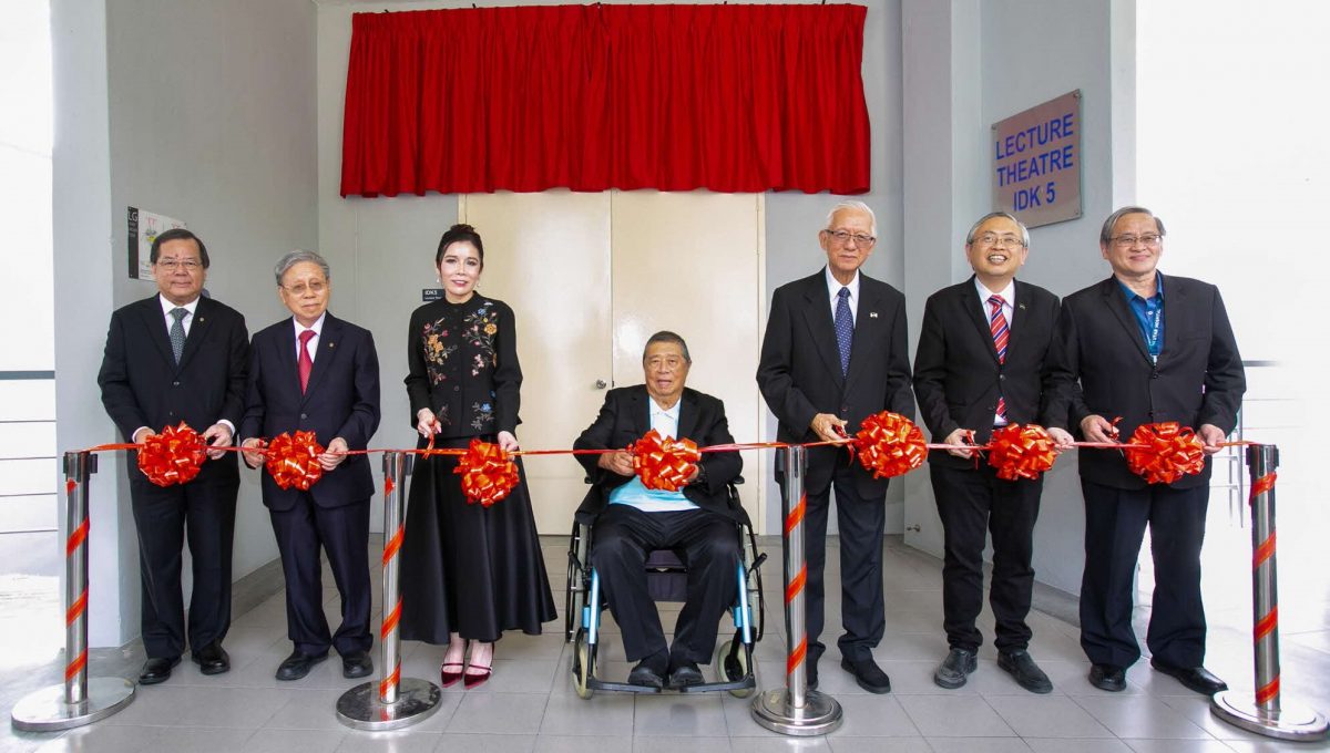 优大演讲厅新命名 致敬郑鸿标