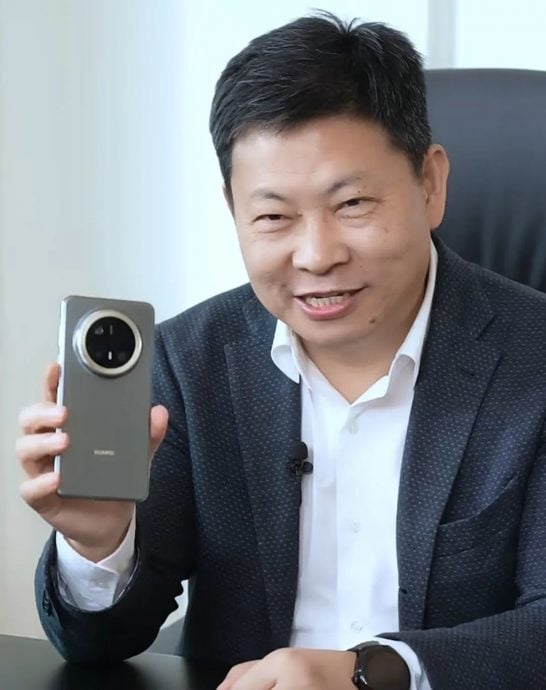 余承东首秀华为Mate 70真机:金丝银锦材质很特别