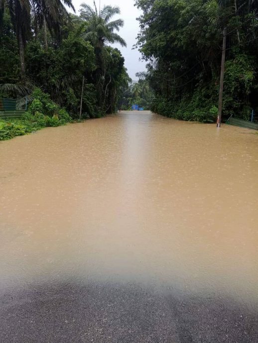 供星洲网:长逾10余小时长命雨，森州东部多条南下道路中断