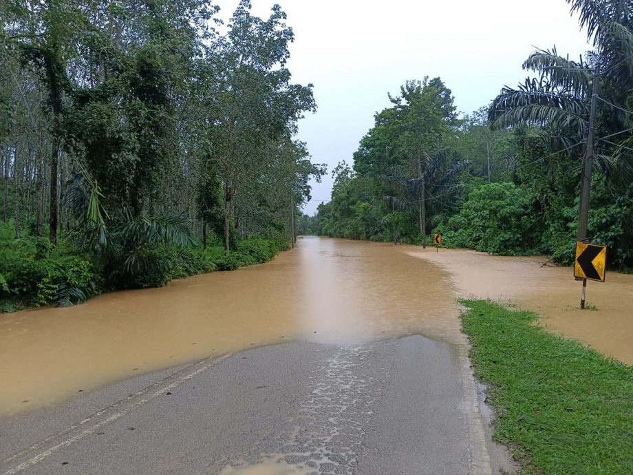 供星洲网:长逾10余小时长命雨，森州东部多条南下道路中断
