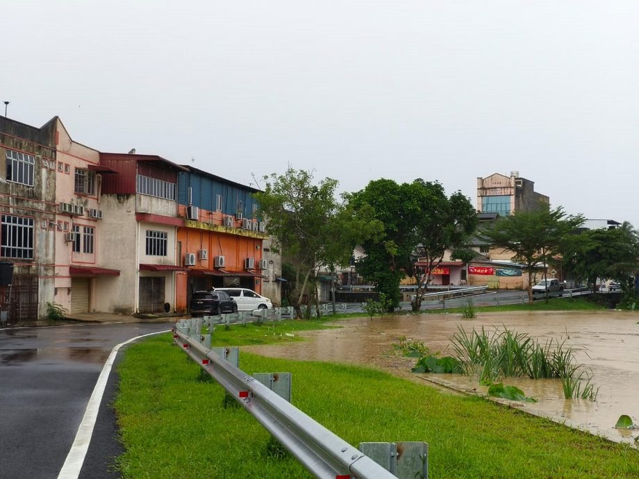 供星洲网:麻河水位上涨,弄边低洼地区开始淹水