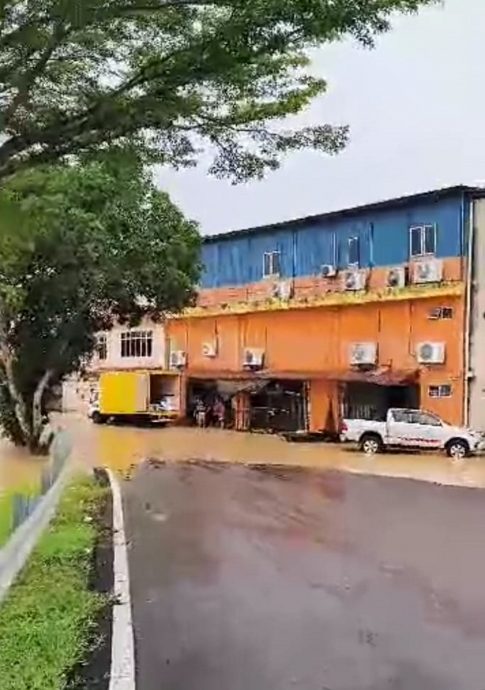 供星洲网:麻河水位上涨,弄边低洼地区开始淹水