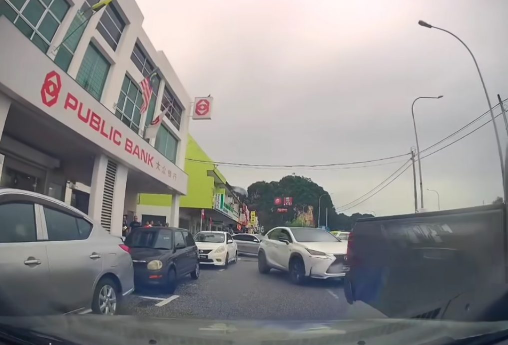 供星洲网:三车双重停车阻道 男子下车骂街后,交通恢复顺畅