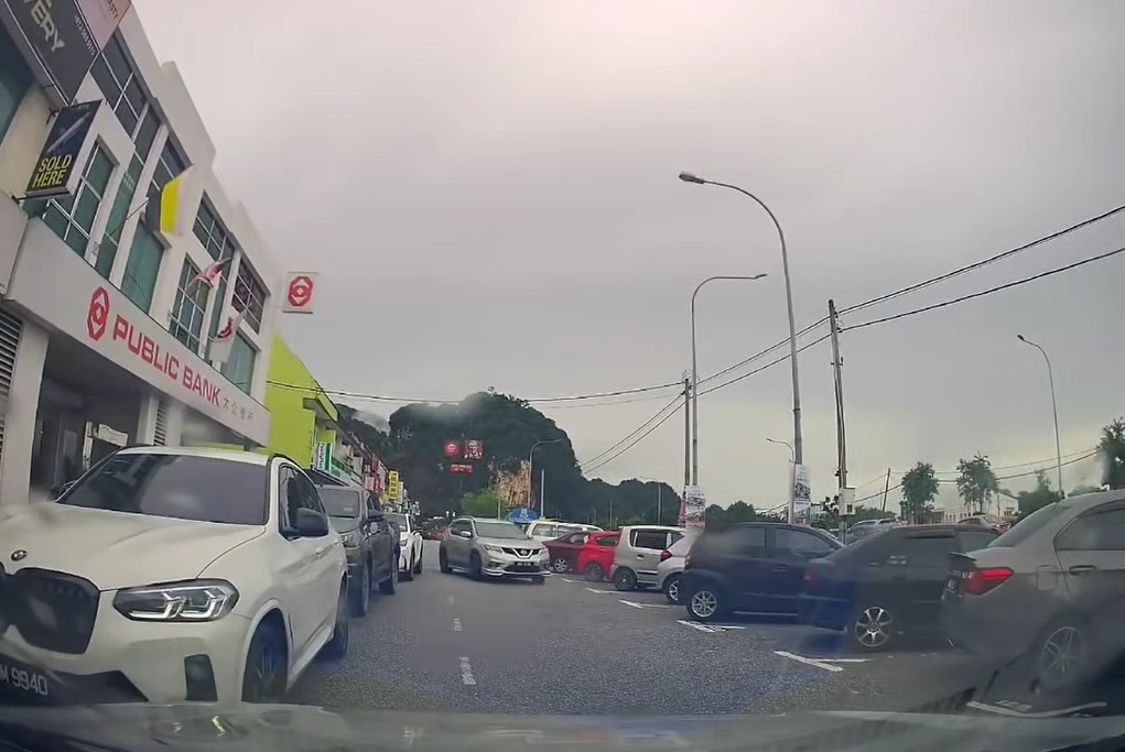 供星洲网:三车双重停车阻道 男子下车骂街后,交通恢复顺畅