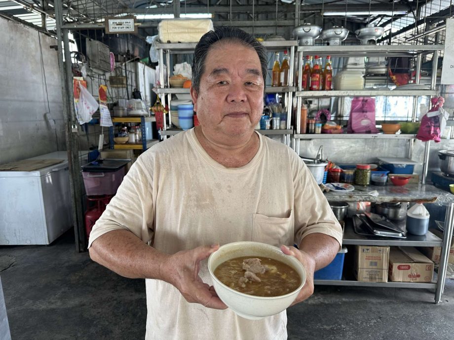 供星洲网:(花城小食光)两夫妻边学边卖黄酒面线,如今成了档口的招牌面