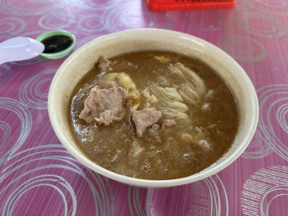 供星洲网:(花城小食光)两夫妻边学边卖黄酒面线,如今成了档口的招牌面