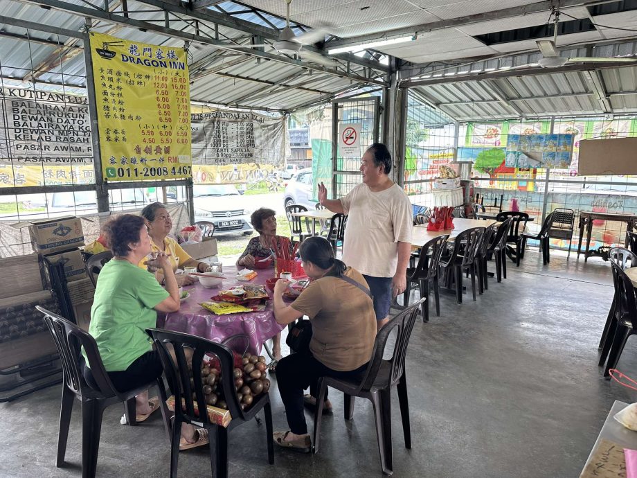 供星洲网:(花城小食光)两夫妻边学边卖黄酒面线,如今成了档口的招牌面