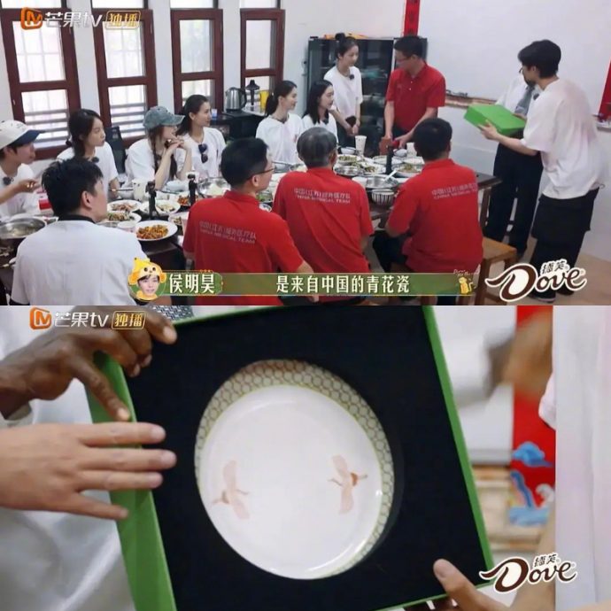 侯明昊把骨瓷当青花瓷 送礼出糗挨轰没文化