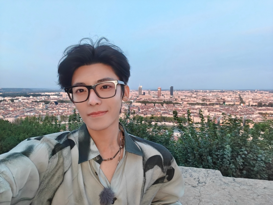 侯明昊把骨瓷当青花瓷 送礼出糗挨轰没文化