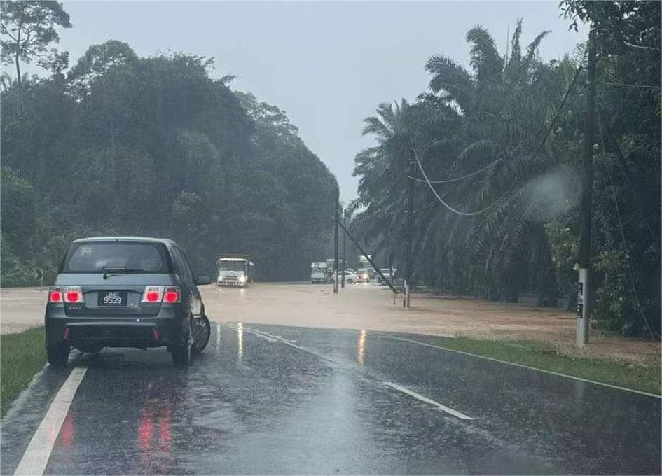 (先供网)*已签发* 柔:新闻:加亨水位渐上升 17啤路段积水通行困难