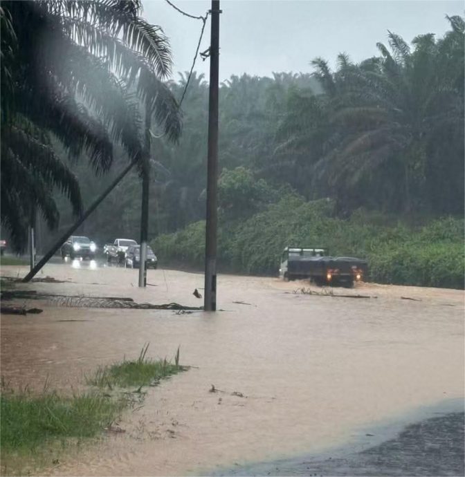 (先供网)*已签发* 柔:新闻:加亨水位渐上升 17啤路段积水通行困难