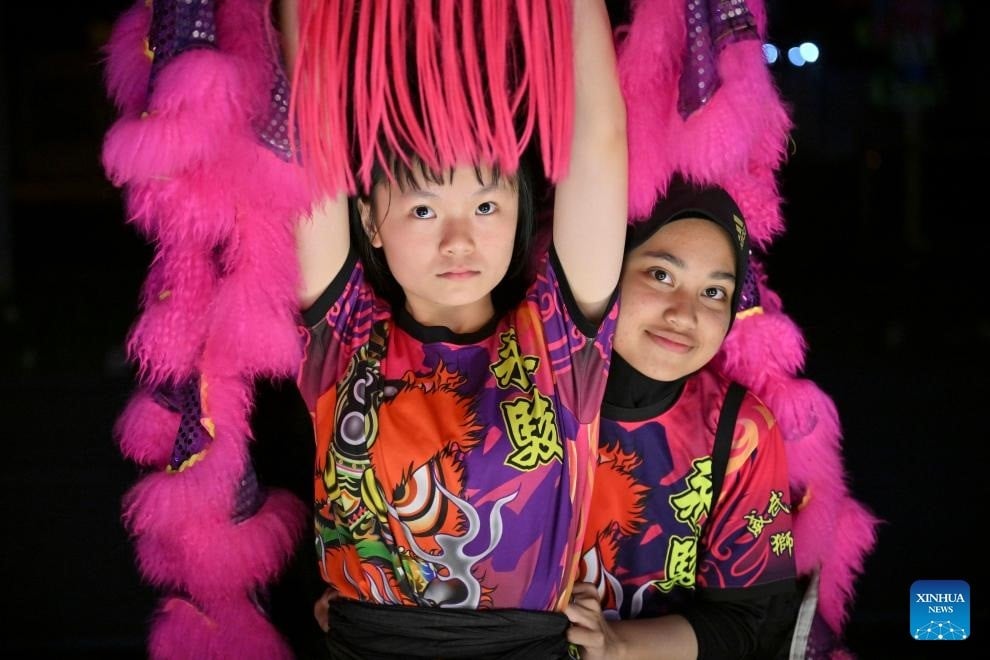 **全国综合**全国:非华裔舞狮展和谐,中国媒体深受吸引