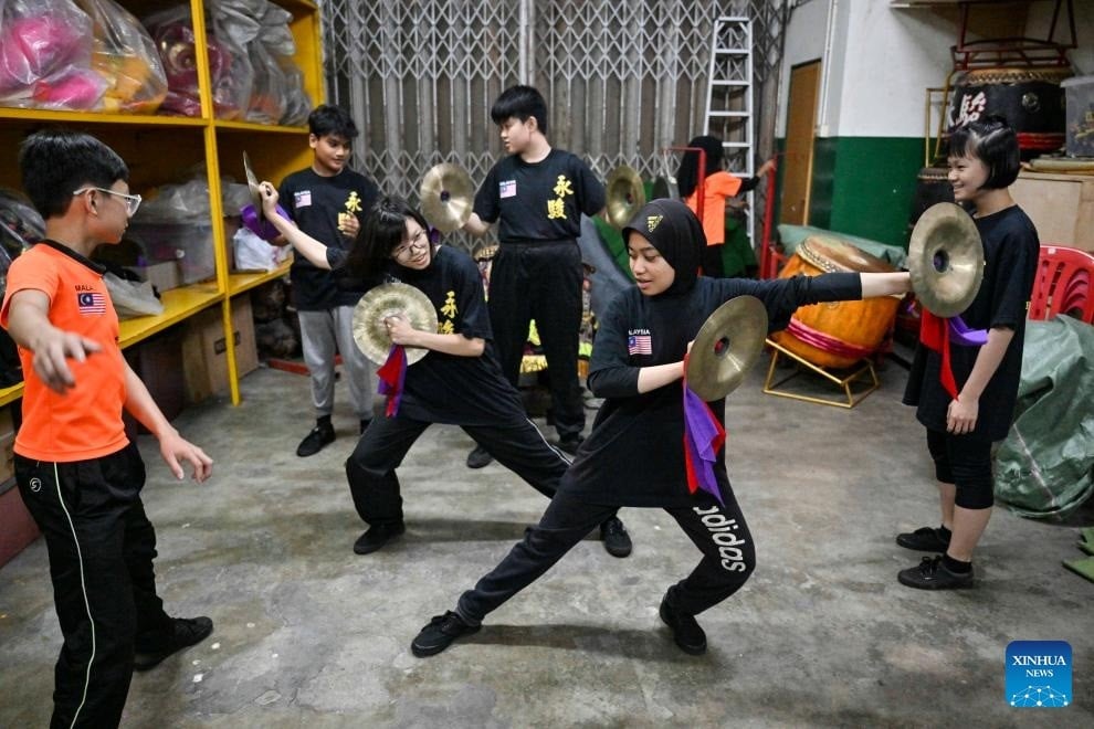 **全国综合**全国:非华裔舞狮展和谐,中国媒体深受吸引