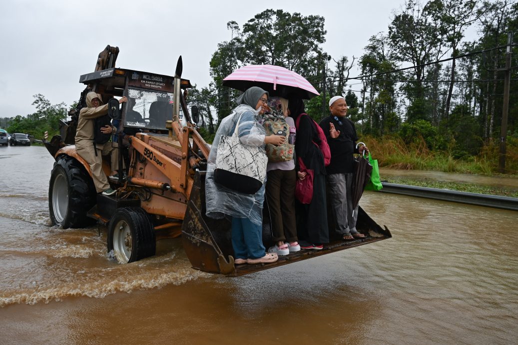 全:水灾来袭,寸步难行,受困水中的灾黎除了以传统的水上交通工具如木船避水劫外,“另类交通”工具——挖泥机也出动载送灾黎