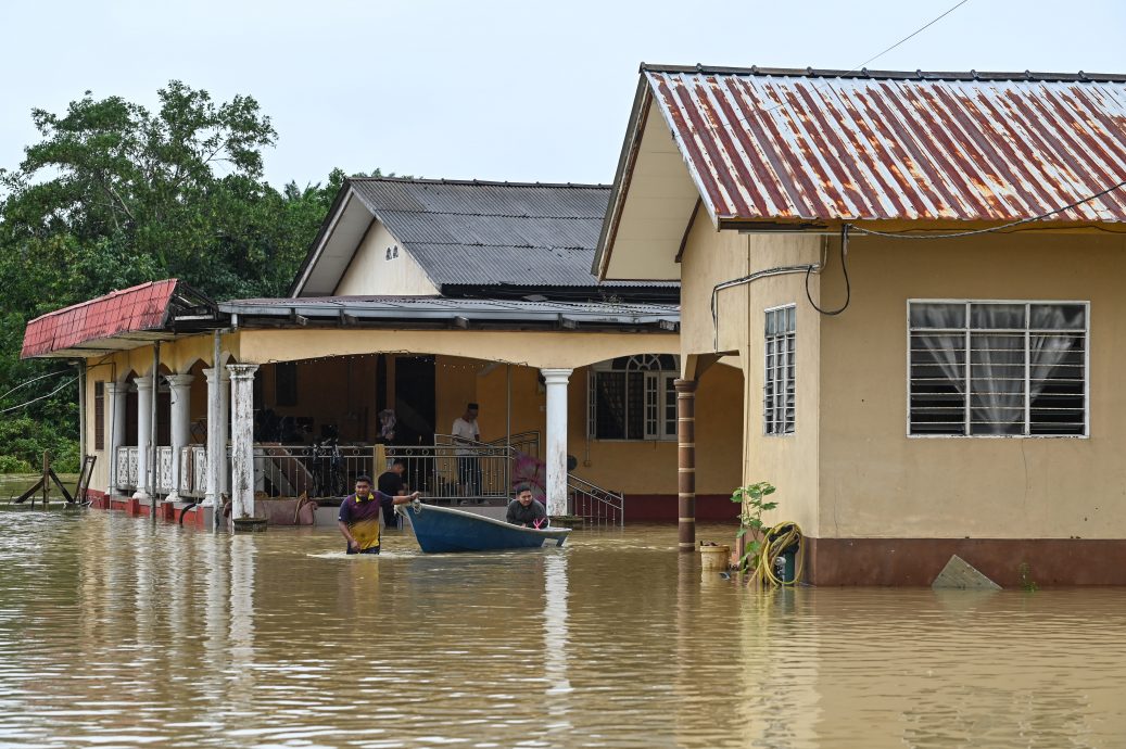 全:水灾来袭,寸步难行,受困水中的灾黎除了以传统的水上交通工具如木船避水劫外,“另类交通”工具——挖泥机也出动载送灾黎