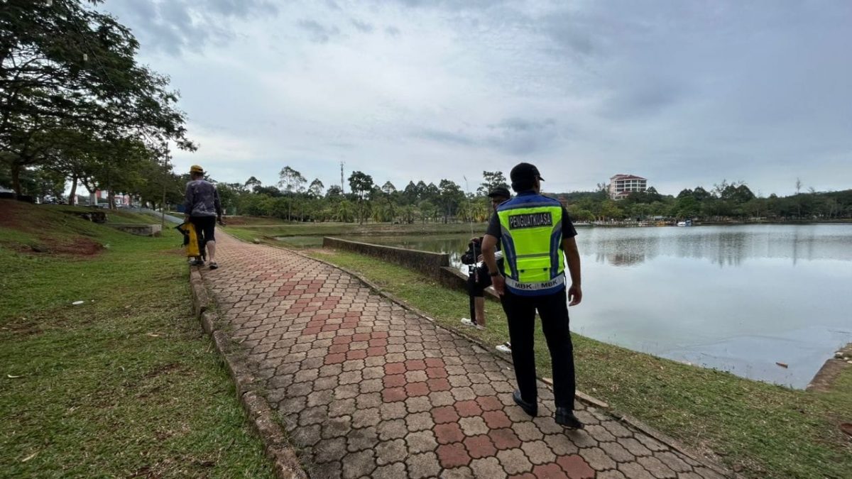 关丹市厅:公园湖泊禁垂钓,违规钓鱼青年被驱逐。
