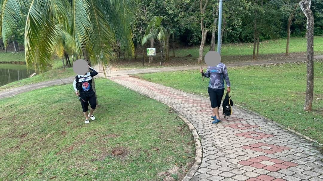 关丹市厅:公园湖泊禁垂钓,违规钓鱼青年被驱逐。