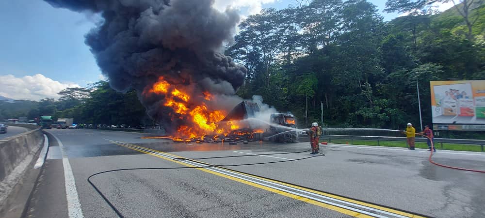 加叻大道罗里起火,两人成功逃生