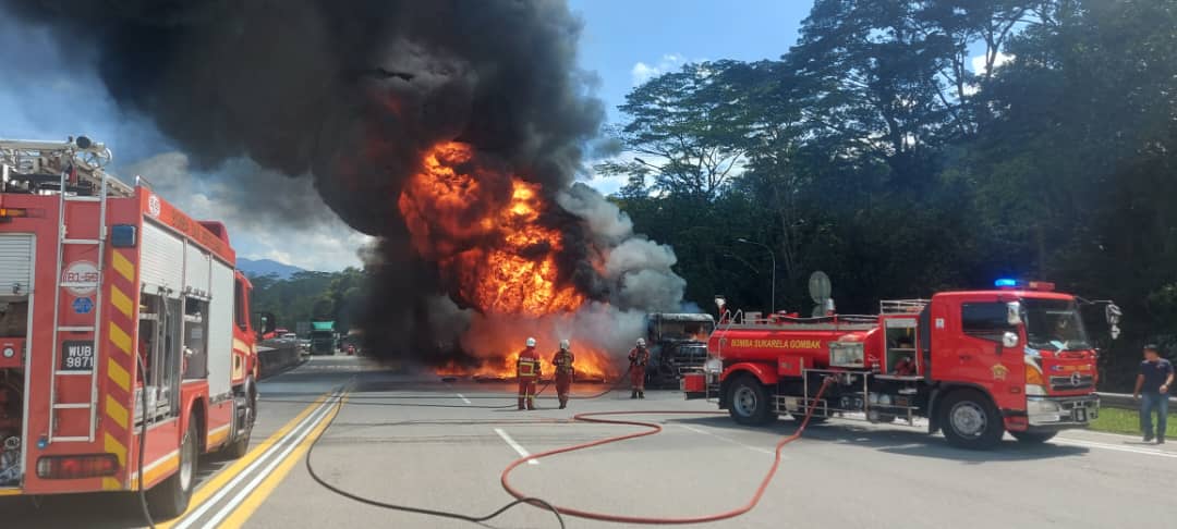 加叻大道罗里起火,两人成功逃生