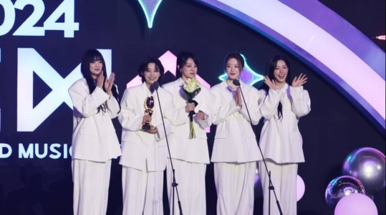 勇夺《KGMA》大奖 Danielle大喊:NewJeans不死!