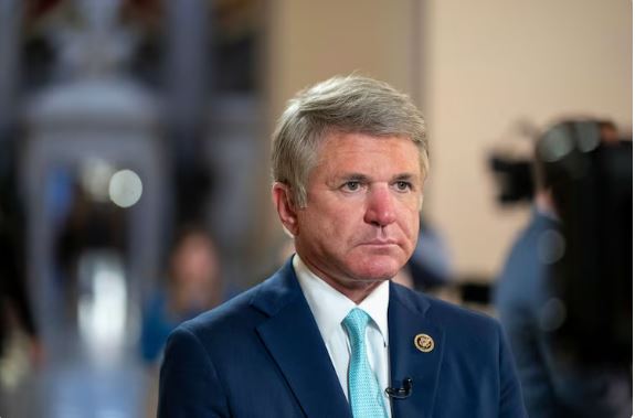 吃安眠药配酒机场“迷路” 美众院外委会主席麦考尔短暂被捕