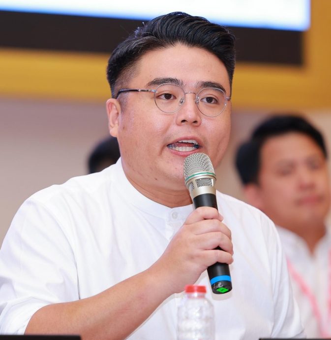 吴家良:阿克马沦为抖音议员 自导自演“政治受虐”形象